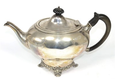 Lot 297 - A silver teapot, Joseph Rogers & Sons, Sheffield 1907