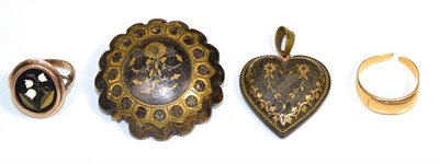 Lot 370 - A 9 carat gold pietra dura ring (a.f), another yellow metal ring (a.f), a pique work brooch and...