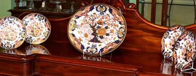 Lot 420 - A Royal Crown Derby Imari platter and four matching plates