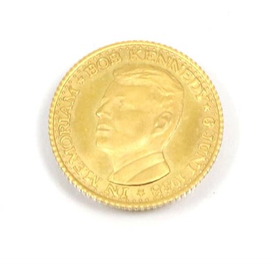 Lot 287 - An American commemorative medal for Bob Kennedy, dated 6 JUNI 1968, stamped 0.900 (gold)