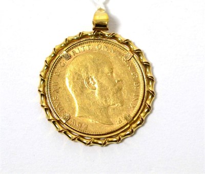 Lot 5 - An Edward VII full sovereign, 1909 in a 9 carat gold mount