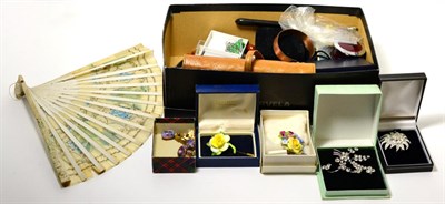 Lot 51 - A box of assorted costume jewellery