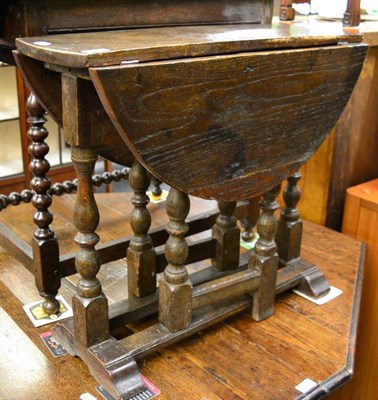 Lot 1355 - A small oak drop leaf table