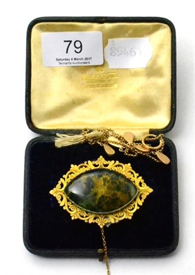 Lot 79 - An agate brooch in a scroll frame and a mother-of-pearl set necklace