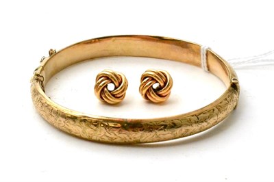 Lot 97 - A 9ct gold bangle and a pair of 9ct gold knot earrings