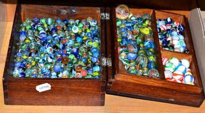 Lot 194 - Box of miscellaneous marbles