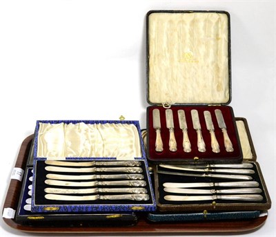 Lot 17 - Six cased sets of silver handled butter knives