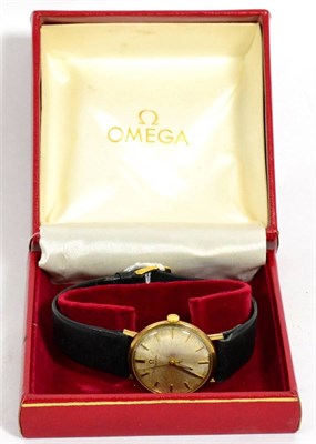 Lot 108 - A 9ct gold centre seconds wristwatch, signed Omega, with Omega box