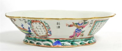 Lot 193 - A Chinese famille rose oval shaped dish