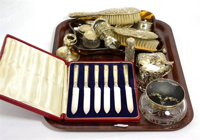 Lot 342 - A collection of silver and silver plate including cased tea knives, a candlestick, napkin...