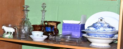 Lot 441 - A shelf of assorted ceramics and glass