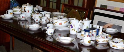 Lot 452 - A large group of Royal Worcester Evesham pattern dinner/tea wares