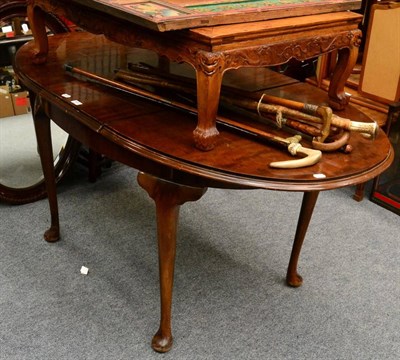 Lot 1105 - Early 20th century mahogany extending dining table