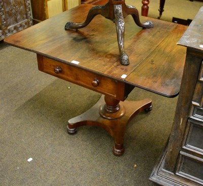 Lot 1302 - A Victorian mahogany drop leaf pedestal table