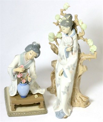 Lot 34 - Two Lladro figures, Girl Decorating 4840, Geisha 4807