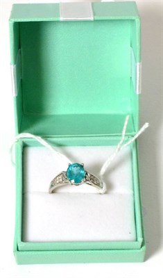 Lot 48 - A 9ct white gold apatite and diamond ring