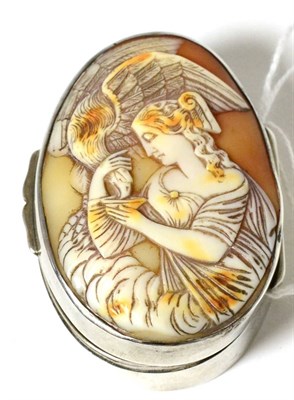 Lot 90 - A silver snuff box with shell cameo cover decorated with Hebe feeding an eagle