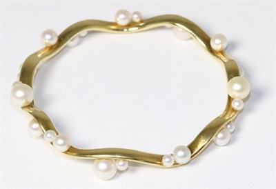 Lot 186 - An 18 carat gold cultured pearl bangle, inner diameter measures 6.7cm