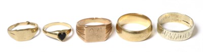 Lot 298 - Four 9 carat gold rings and a signet ring