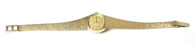 Lot 324 - A ladies 9 carat gold Accurist wristwatch