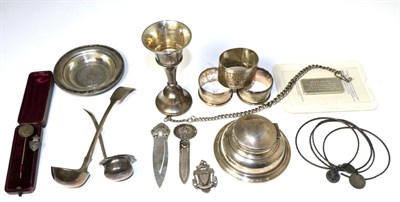 Lot 418 - A group of assorted silver items to include: five commemorative silver 1oz ingots; a capstan...