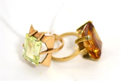 Lot 7 - A citrine ring and a green quartz ring (2)