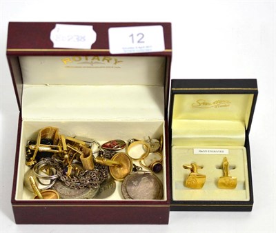 Lot 12 - A quantity of jewellery to include two 9ct gold rings