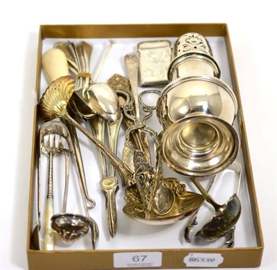 Lot 67 - A silver sugar caster, creamer, separating spoon, vesta case stamped 925, silver sugar tongs,...