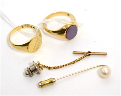Lot 91 - Two 9ct gold rings, a Masonic tie/scarf pin and a 9ct pearl stock pin