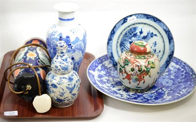 Lot 127 - Chinese blue and white charger, and other oriental items etc