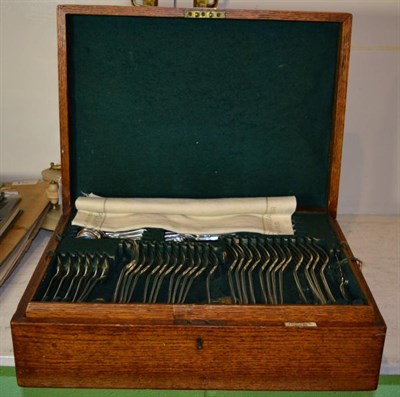 Lot 156 - A canteen of plated cutlery