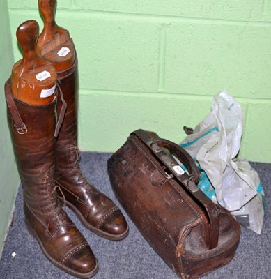 Lot 176 - A pair of leather boots and trees, leather bag and surveyors chains
