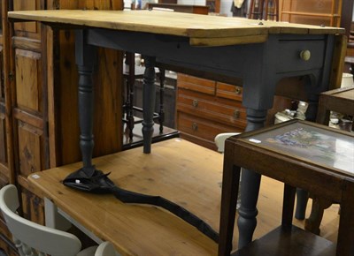 Lot 1060 - A pine drop leaf table