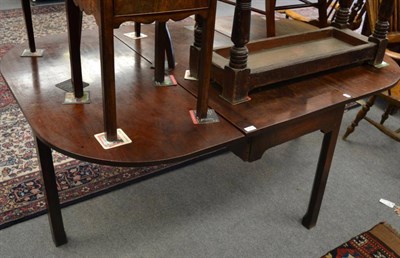 Lot 1303 - An 18th century mahogany drop leaf table