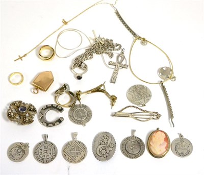 Lot 165 - A 9ct gold locket and five various rings and costume jewellery