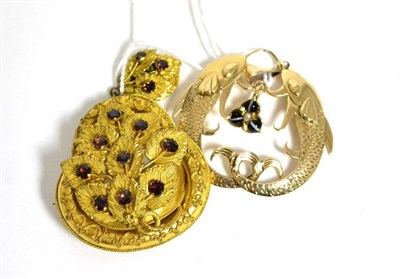 Lot 186 - A 9ct gold banded agate fish pendant and a Victorian gilt metal paste set brooch (2)