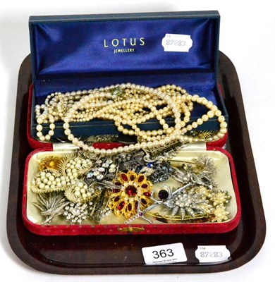 Lot 363 - A quantity of costume jewellery including brooches, simulated pearls, etc