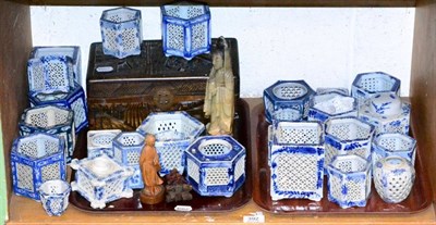Lot 392 - A shelf of Oriental items