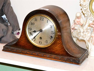 Lot 395 - An oak cased striking mantel timepeice
