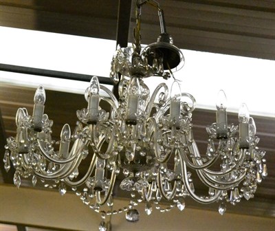 Lot 1369 - A period style sixteen light lustre drop chandelier