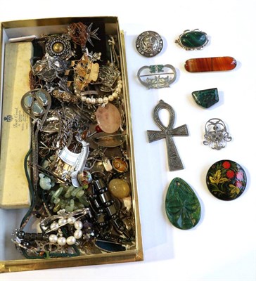 Lot 354 - Silver jewellery, including a solje brooch, an enamel brooch by Ivor H. Holth and various...