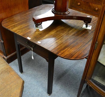 Lot 1413 - A mahogany George III drop leaf Pembroke table