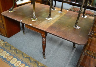 Lot 1422 - Victorian mahogany rounded rectangular drop leaf dining table