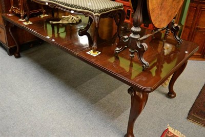 Lot 1434 - A mahogany extending dining table with two extra leaves