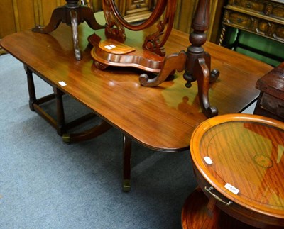 Lot 1441 - A 19th century mahogany drop leaf pedestal table