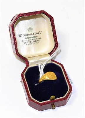 Lot 94 - A 22ct gold signet ring