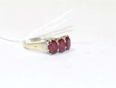 Lot 251 - A 9ct white gold garnet ring