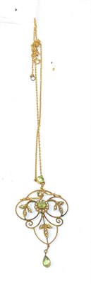 Lot 261 - An Art Nouveau peridot and seed pearl necklace