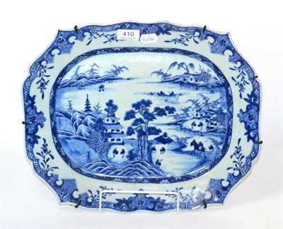 Lot 410 - An 18th century Chinese blue and white dish, circa 1760