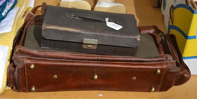 Lot 1021 - A Mulberry tie case; a Bridge leather shoulder bag and a cased vanity case (3)